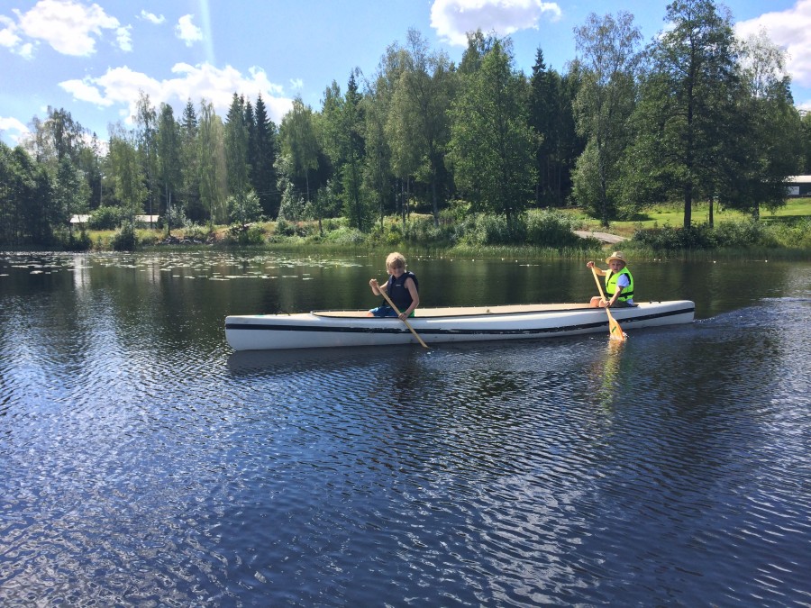 Måns och Victor paddlar