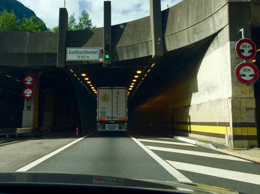 Ingen Stau nu, men dock en halvtimmes väntan innan man fick glida ner i tunneln...