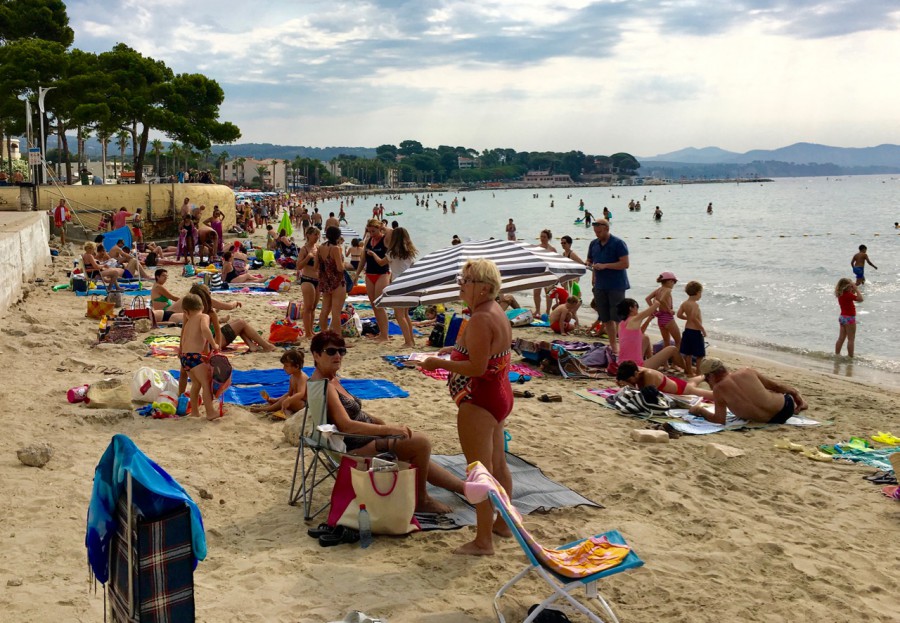 Den välpackade stranden i La Ciotat. 