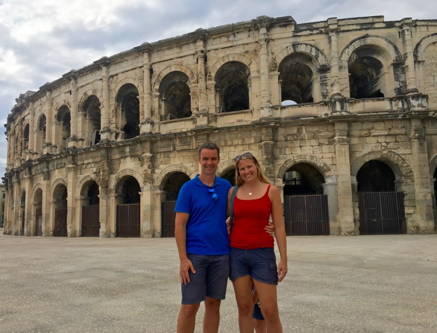 Amfiteatern i Nimes. Notera "spökbarnet" bakom våra ben. 